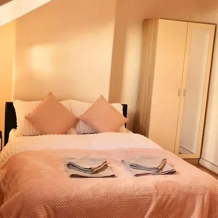 Cozy Family With Free Parking And Wifi アパート リーズ